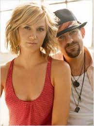 See all her hunger games hair looks here! Sugarland On Their Next Album Upcoming Tour And Their Pitch For The Twilight Eclipse Soundtrack Jennifer Nettles Hair Jennifer Nettles Short Hair Styles
