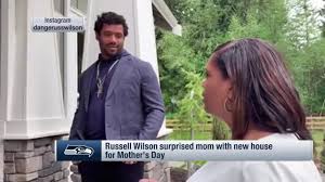 Er spielte college football für north carolina und die university of wisconsin. Russell Wilson Surprises His Mom With New House For Mother S Day