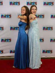 We love a red carpet! 📸📸📸 Head to our website for all the red carpet and  ceremony photos NOW! ✨  https://eastendarts.org/featured-events/teeny-awards/ Thank you to  @classycameralongisland for these awesome shots!