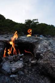 Dazu gehört natürlich auch, kein feuer zu machen. Bilder Ewige Feuer Von Chimaera Flammen Von Chimera Cirali Turkische Riviera Turkei