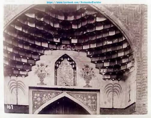 Bir - Hacı Novruzəli bəy məscidinin müqarnaları Şəkil 1880-ci ildə güman ki Dmitri Yermakov tərəfindən çəkilmişdir. ********************** Müqarna (ərəb. مقرنص) — İslam sənətindəki memarlıq strukturlarında görülən həndəsi bəzək növü. İslami bəzəkdə mistik