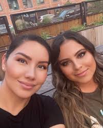 Hanging out before my show with my lovely @lizanngomezmusic 🤍