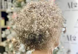 La tendance des beach waves, ces chevelures tout droit sorties des plages californiennes, n'épargne pas les coupes au carré. Quelle Coupe Pour Les Cheveux Frises