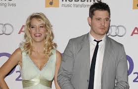 Michael bublé's wife, luisana lopilato, is passionately defending her husband after some fans expressed concern for her due to instagram . Michael Buble Schoner Liebesgruss An Ehefrau Luisana Lopilato