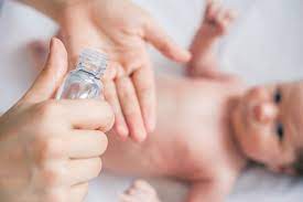 Meskipun memiliki banyak manfaat, tetapi minyak kayu putih untuk bayi bisa berbahaya. Fakta Di Balik Penggunaan Minyak Telon Bayi Alodokter
