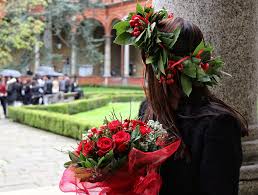 La fantasia del fiorista può creare composizioni dove i fiori sono le composizioni floreali possono essere posizionate su mensole e tavoli senza alcuna difficoltà. Laurea Quali Fiori Regalare 3 Pratici Consigli Per La Scelta Liveunict