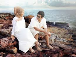 Yah, walaupun bagus nggaknya background juga menentukan sih. 30 Foto Prewedding Hijab Casual Indoor Outdoor Modern