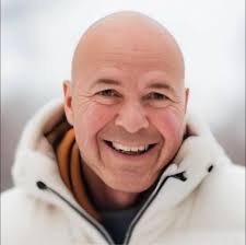 il 22enne residente a Colleferro precipitato dal terzo piano a Ostia.  Aperta inchiesta per omicidio: la Procura indaga, la famiglia non crede al  suicidio. Aspettava un figlio con la compagna