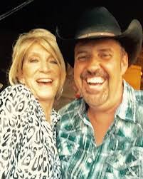 Linda Saueressig's Instagram, Twitter & Facebook