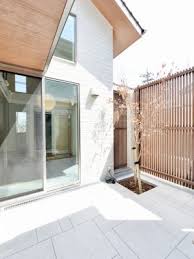 アルミルーバーの効果 小さな中庭 中庭のある家 住宅 外観