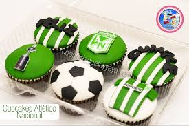 Jugadores de atlético nacional elevan sus manos para toca el trofeo de la copa libertadores. Pin En Cupcakes