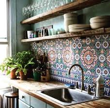 Royal design studio tile stencils for painting look just like real backsplash tiles… but they are painted instead of installed. Bunte Fliesen In Der Kuche Mit Offenen Regalen Painting N Drawing Trends Interior Design Kitchen Kitchen Interior Bohemian Kitchen
