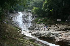 Keunikan air terjun ini karena curahan air terjunnya langsung jatuh ke laut. Lata Iskandar Waterfall Tapah Perak Gokelah