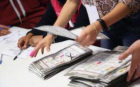 Un miembro del jurado muestra una boleta marcada mientras cuenta los votos en una escuela la hora dispuesta para iniciar el recuento de votos fue a las 17:00 (21:00 gmt), aunque a más de siete. Conteo De Votos Continua En Monterrey Y Guadalupe