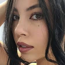 Violet Sinclair's Instagram, Twitter & Facebook