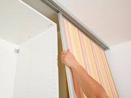 Platzwunder Schiebeturenschrank So Gestaltest Du Ihn Nach Deinem Geschmack Und Stellst Du Ihn Ganz Einfach Auf Schiebeturenschrank Schiebeturen Selber Bauen Diy Tur