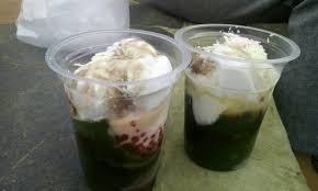 Cincau hijau biasa disajikan jadi minuman bersama kuah santan, saus gula merah, dan es batu. Cara Membuat Es Cincau Hijau Yang Dapat Di Coba Di Rumah