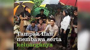 Ifan seventeen dan dylan sahara pasca menikah. Video Kangen Kepada Sang Istri Ifan Seventeen Datangi Makam Dylan Sahara Saat Hujan Surya