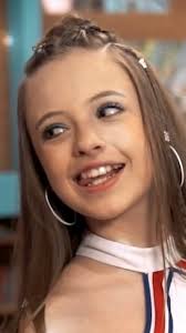 Nancy es la más chic y algo aplicada en lo que le gusta 😍 #Original ,  #LaCQNuevoIngreso 🎒📓, Disponible en ViX