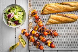 Cervelat Spiesse Und Knoblauchbrot Vom Grill Rezept Rezepte Knoblauchbrot Einfache Gerichte
