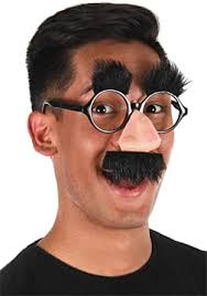 Groucho glasses" משקפי גראוצ'ו אחד מאביזירי התחפושת הכי אייקוניים והכי  נמכרים בעולם עוד משנות ה 40. מבוססים כמובן על דמותו של הקומיקאי הגאון  גראוצ'ו מרקס. (מופיע בתמונת שחור/לבן) מקור:  https://en.m.wikipedia.org/wiki/Groucho_glasses