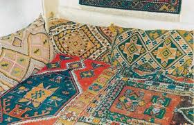 Örneğin, evde hayvan besliyorsanız o zaman, kilimlere göre daha kalın olan halıları tercih etmeniz temizlik açısından biraz daha sıkıntılı sonuçlar doğurabilir. Kilim Kultur Portali