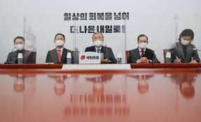 금태섭, 김종철 '성추행' 비판…진보 정당 대표의 성폭력 충격전문 권준영 기자 입력 2021.01.25 14:58 말할 수 없이 참담한 심정…엄중하게 책임을 물어야 할 것 Za1bw 29womj M