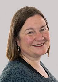 Dywed Prif Weithredwr o Gymru y gallai prentisiaethau roi'r dechrau gorau  mewn bywyd gwaith i bobl ifanc