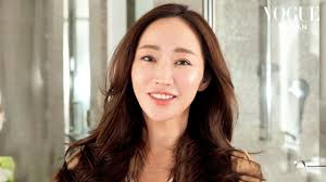 Watch Janet 謝怡芬穿上「水」做的禮服！在歐洲遠距慶祝《決戰水下伸展台》獲得金鐘獎｜Getting Ready With｜Vogue  Taiwan