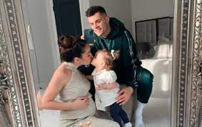 Does anyone else feel that granit xhaka loves olivier giroud. Seine Frau Gab Bekannt Dass Sie Wieder Eltern Werden Wurden Granit Xhaka Gibt Die Erklarung Ab