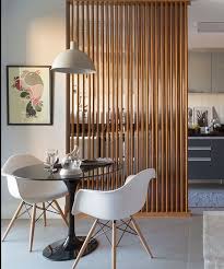 Partisi ruang tamu minimalis, sekat ruangan, sekat ruangan murah, berfungsi sebagai partisi ruang memisah sekaligus mempercantik antara ruang tamu dengan ruang keluarga.di desain dengan simple, menyekat tapi tidak menutup solid, transparan, tapi juga memperindah. Wood Partition For Living Room Desain Partisi Ruang Tamu Desain Interior Ide Dekorasi Rumah