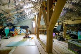 Use these ideas to upgrade your unfinished attic and make it much more useful in your home. La Aniversarea 20 De Ani Velux Romania Aduce Lumina In Mansarda Lui Popescu Catalin