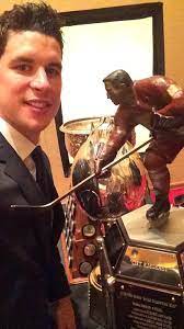 Sidney Crosby Selfie With His Hat Trick Of Trophies Hart Art Ross Amp Ted Lindsay June 24 2014 Pittsburgh Penguins Hockey Penguins Hockey Ted Lindsay
