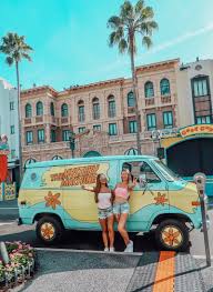 Your Guide To Universal Studios Orlando Friend Photoshoot Cute Friend Pictures Friend Pictures