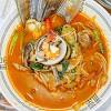 Buat kamu yang pecinta makanan korea pasti, tteokbokki bukan lagi jenis makanan yang asing. 3