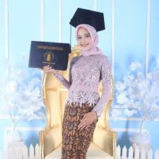 Long dress brokat ini kini digunakan untuk wanita berhijab maupun yang tidak berhijab. 60 Model Kebaya Wisuda Modern Simple Terbaru 2020 Bergaya