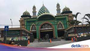 Wisata kuliner di kota pun dicampuradukkan dengan festival malang tempo doeloe. Megahnya Perpaduan Timur Tengah Dan Majapahit Di Masjid Agung Al Fattah