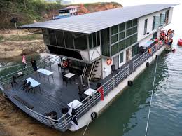 Kawasan sekitar houseboat memang dipenuhi dengan ikan lampan. Dyg Travel Tasik Kenyir Houseboat