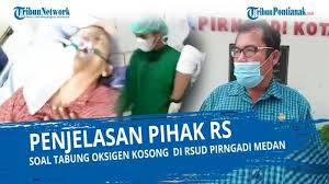 Dia membeli dua karena dokter dapat meminta tabung oksigen lagi kapan saja, katanya, seraya menambahkan bahwa dia harus menjual perhiasan istrinya untuk memenuhi biaya itu. Tk4kmfonom P M