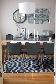 Discover the tradition and love behind these master pieces. Modernes Esszimmer Mit Kelim Teppich Unter Dem Tisch Modern Dining Room Apartment Dining Room Modern Dining