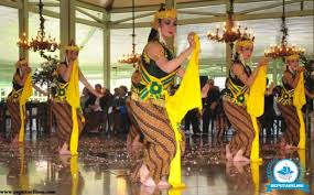 Pola lantai garis melengkung pada pola lantai garis melengkung, penari membentuk garis lingkaran oleh karena itu dalam pembuatan pola lantai harus memperhatikan beberapa hal, antara lain bentuk tari seudati dari aceh menggunakan pola gabungan antara pola lantai lurus, pola. Seni Tari Pengertian Sejarah Jenis Unsur Fungsi Contoh