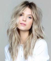 La tendenze capelli 2020 vedono protagonisti i capelli di media lunghezza che meglio si adattano a donne di . Capelli Scalati Lunghi Le Tendenze A Cui Ispirarsi Diredonna