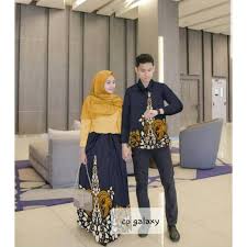 May 20, 2021 · 10 ide baju kondangan mewah ala iis dahlia, banyak inspirasi gaun! Couple Galaxy Baju Couple Batik Couple Batik Modern Couple Kondangan Couple Lebaran Kekinian Shopee Indonesia