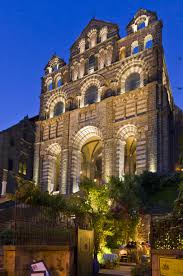 La Cathedrale Notre Dame Du Puy Joyau De L Art Roman Classe Au Patrimoine Mondial De L Humanite Le Puy Le Puy En Velay Paysage Touristique Paysage Auvergne