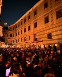 italia #amalfi Al calare del sole, il venerdì santo la città si spegne. Si  abbassano le luci, si fa largo il buio e Amalfi resta illuminata solo dal  fuoco vivo delle fiaccole