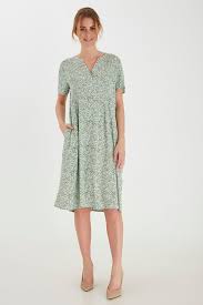 In seiner klassischen form hat das wickelkleid ähnlich einem kimono weder knopf noch reißverschluss. Hellgrun Olivgrun Kleid Von Fransa Shoppen Sie Hellgrun Olivgrun Kleid Ab Gr Xs Xxl Hier