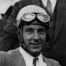 Kelly Petillo's Instagram, Twitter & Facebook