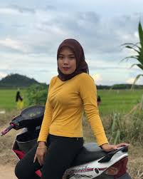 𝒮𝓎𝒶𝒽𝒾𝓇𝒶 𝒽𝒶𝓃𝒾𝓈 Di Instagram Ada Harta Mesti Ramai Yang Kejar Yg Tk Berharta Dibuang Mcm Sampah In 2020 Beautiful Hijab Beautiful Muslim Women Instagram