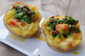 Sgusciare i gamberetti e scottarli per 2 minuti in acqua bollente salata, scolare e tenere da parte. Patate Ripiene Con Gamberi E Scamorza Al Pesto