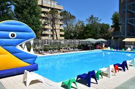 Situato sul mare in un contesto privilegiato e ricco di servizi, con ampi posti auto, l'hotel jumbo. Suchen Sie Ein Hotel In Rimini Mit Pool Entdecken Sie Das Hotel Jumbo